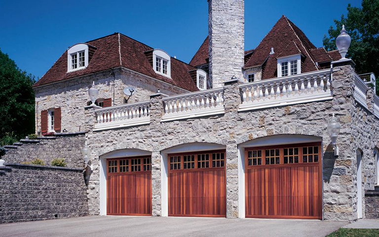 霍州陽(yáng)光小區(qū)實(shí)木車(chē)庫(kù)門(mén)