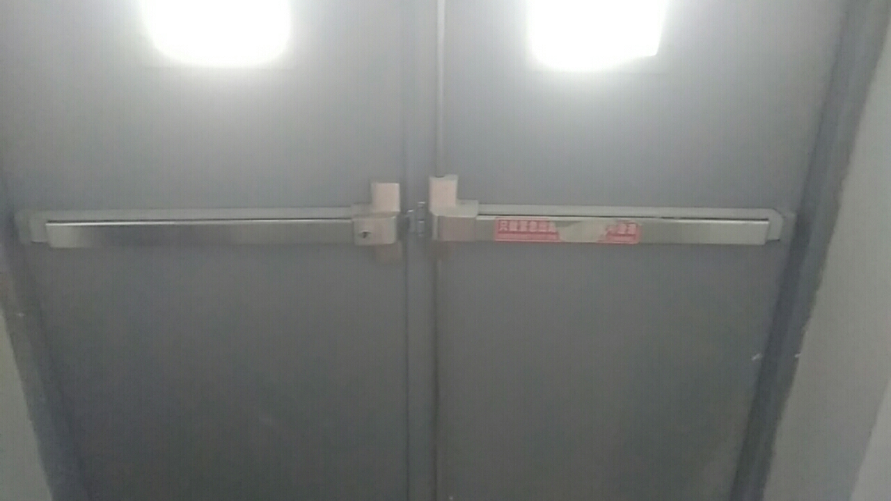 2020京東物流防火逃生門(mén)施工完畢加逃生鎖