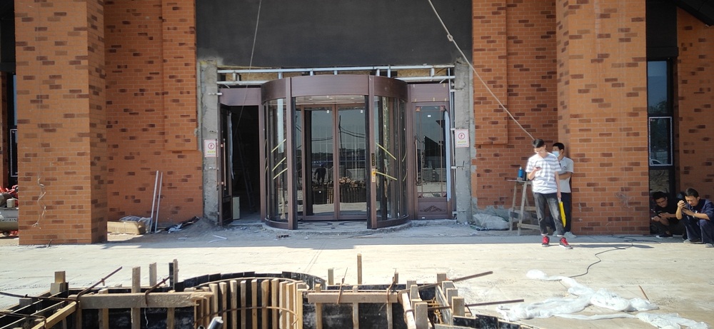 2020清徐仿銅旋轉(zhuǎn)門(mén)安裝現(xiàn)場(chǎng)