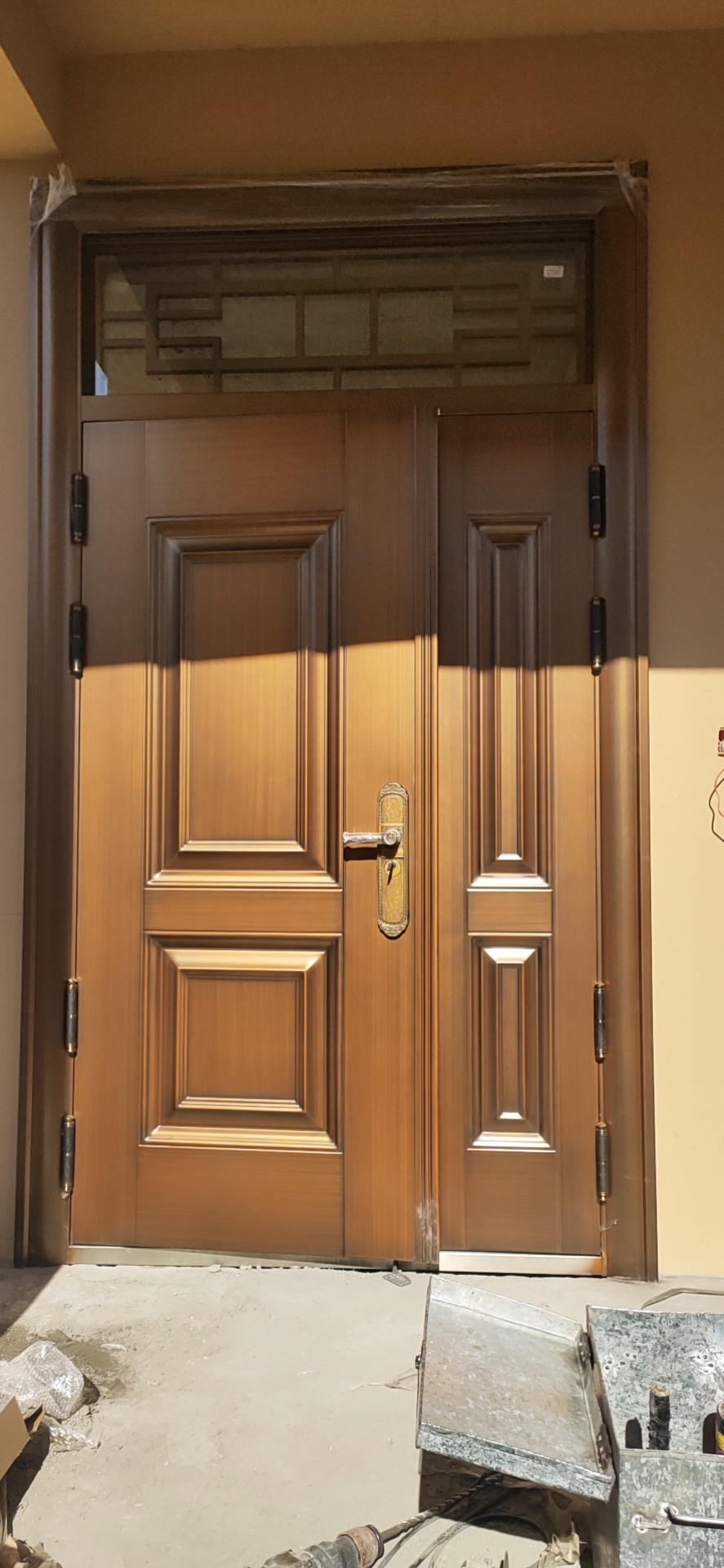 2020陽(yáng)曲縣仿銅門(mén)安裝現(xiàn)場(chǎng)。